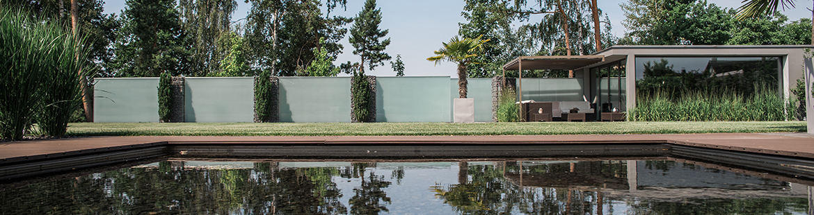 Puristisch-Modern-Glaswaende-Gartenplanung-Wellness-Pool